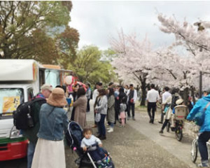 某お花見会場のキッチンカー